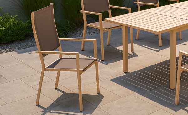 Conjunto Mesa e Cadeiras de Exterior Palma com mesa extensível, tampo ripado e cadeiras com braços | Moveistore