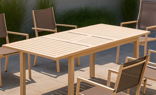Conjunto Mesa e Cadeiras de Exterior Palma com mesa extensível, tampo ripado e cadeiras com braços | Moveistore