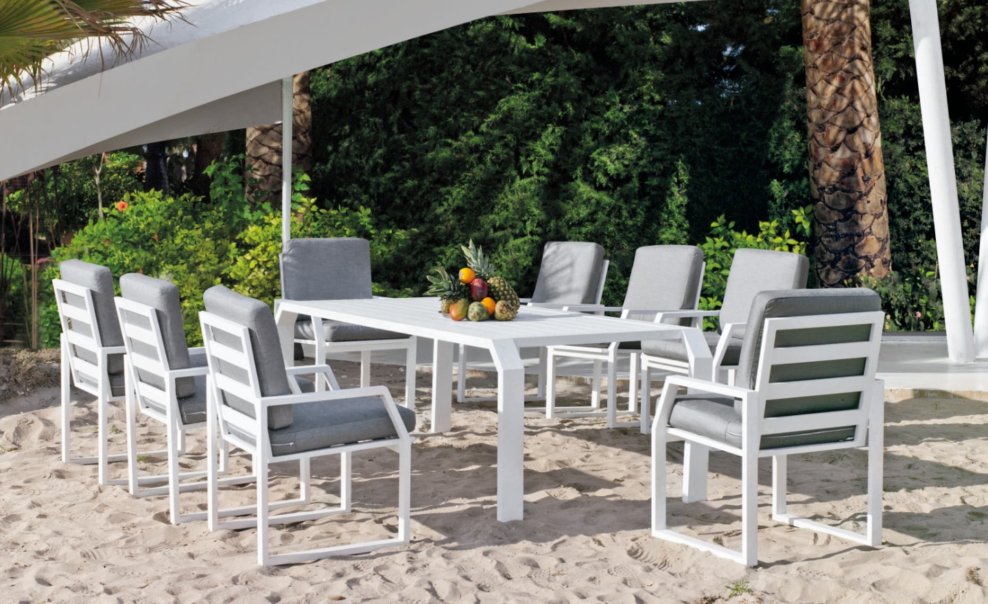 Conjunto Mesa e Cadeiras de Exterior Zafiro com mesa ripada em alumínio e cadeiras com braços | Moveistore