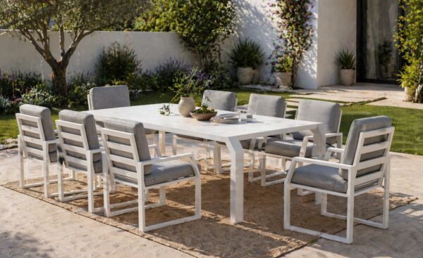 Conjunto Mesa e Cadeiras de Exterior Zafiro com mesa ripada em alumínio e cadeiras com braços | Moveistore
