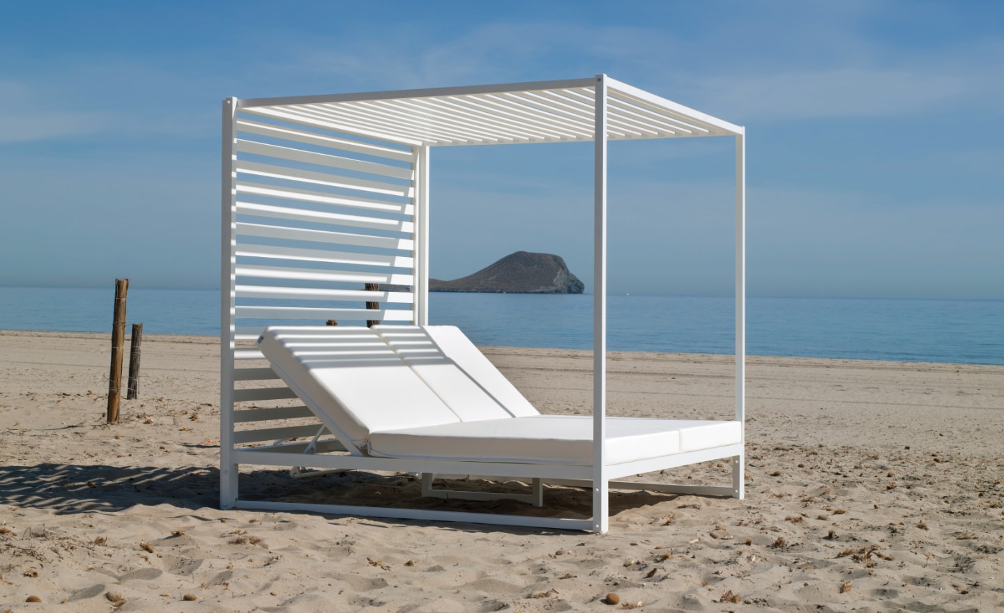 Daybed Santoni em alumínio com cobertura superior, encosto reclinável e colchão confortável | Moveistore