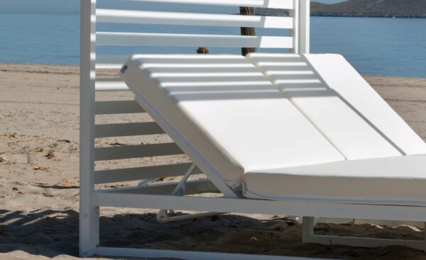 Daybed Santoni em alumínio com cobertura superior, encosto reclinável e colchão confortável | Moveistore