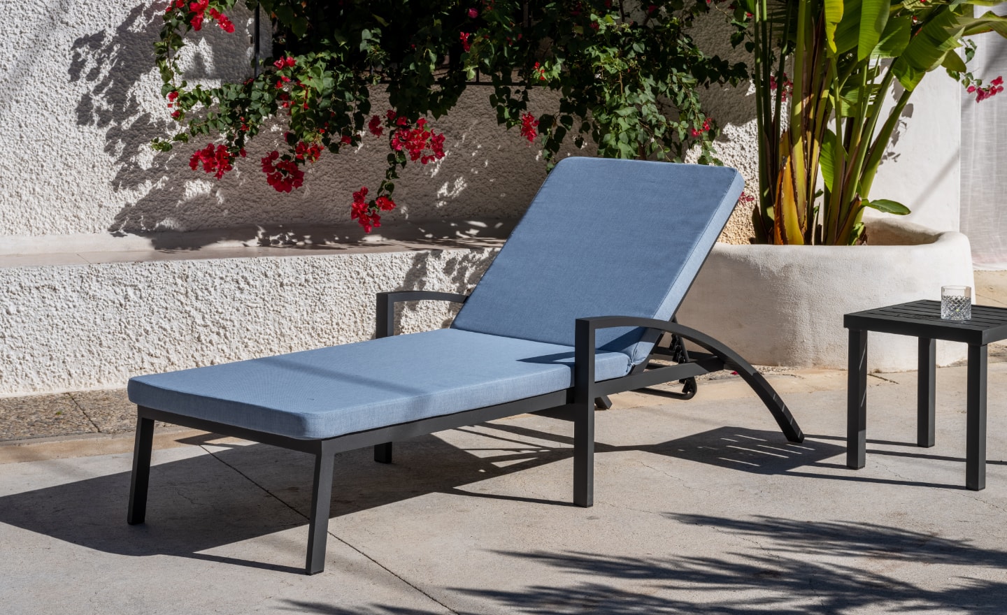 Espreguiçadeira Tavora em alumínio com encosto reclinável, braços ergonómicos e almofadão | Moveistore