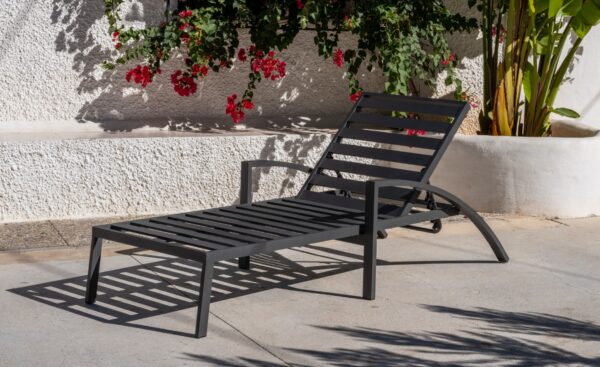 Espreguiçadeira Tavora em alumínio com encosto reclinável, braços ergonómicos e almofadão | Moveistore