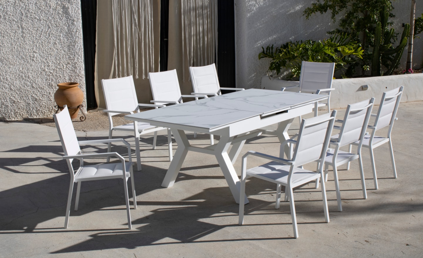 Mesa Extensível de Exterior Priscila com tampo efeito mármore e sistema extensível | Moveistore
