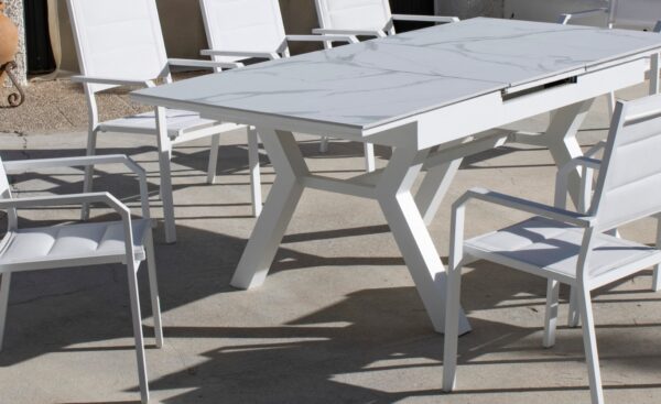 Mesa Extensível de Exterior Priscila com tampo efeito mármore e sistema extensível | Moveistore