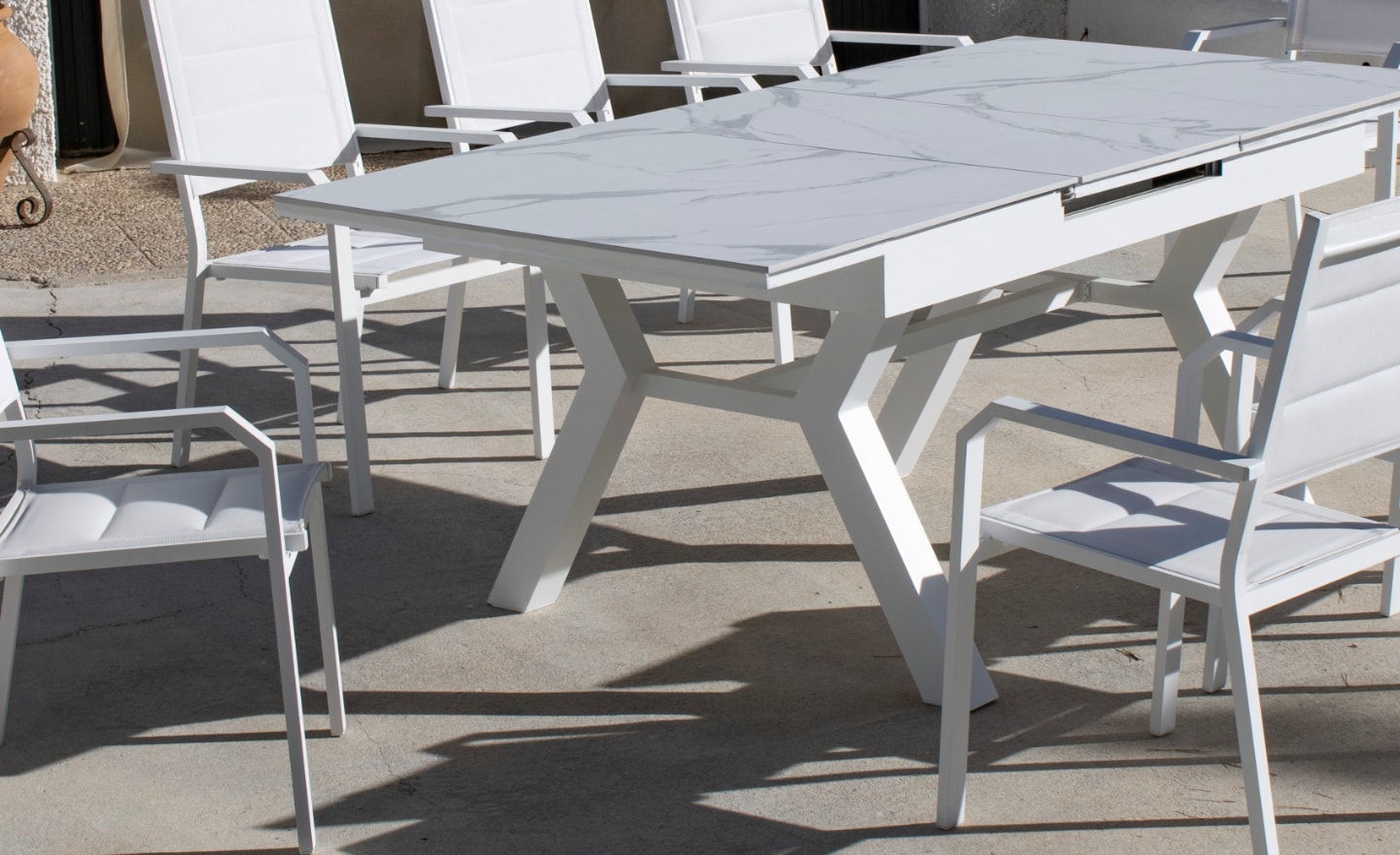 Mesa Extensível de Exterior Priscila com tampo efeito mármore e sistema extensível | Moveistore