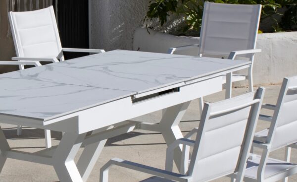 Mesa Extensível de Exterior Priscila com tampo efeito mármore e sistema extensível | Moveistore