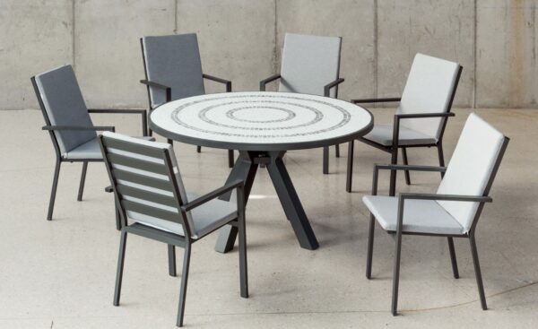 Mesa Redonda de Exterior com Cadeiras Sara com tampo em mosaico cerâmico artesanal e estrutura em alumínio | Moveistore