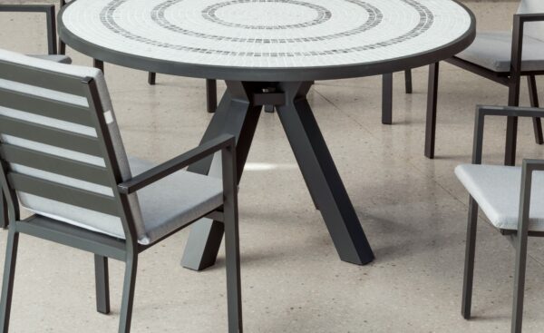 Mesa Redonda de Exterior com Cadeiras Sara com tampo em mosaico cerâmico artesanal e estrutura em alumínio | Moveistore
