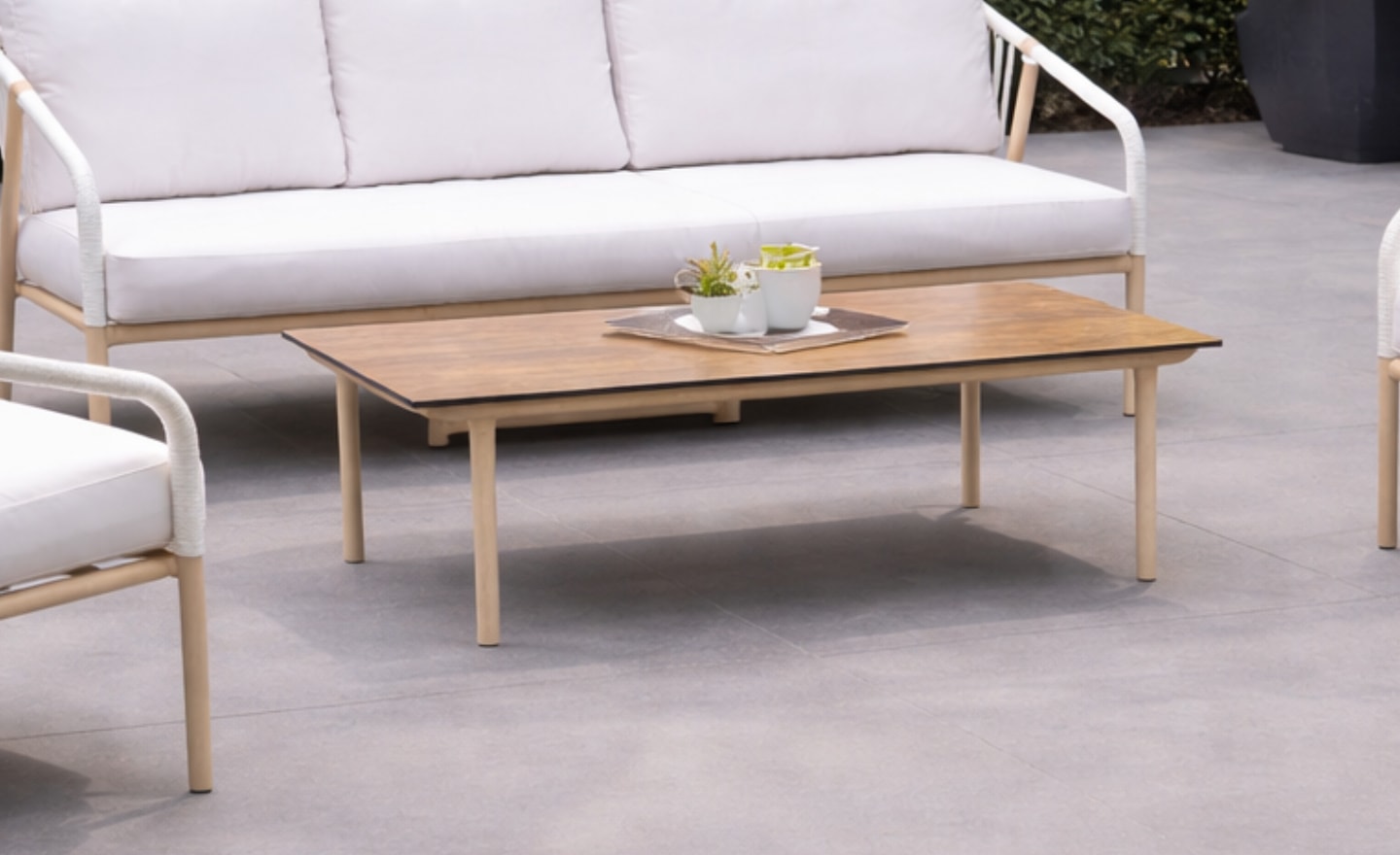 Mesa de Centro de Exterior Melbourne com estrutura em alumínio reforçado e design minimalista | Moveistore