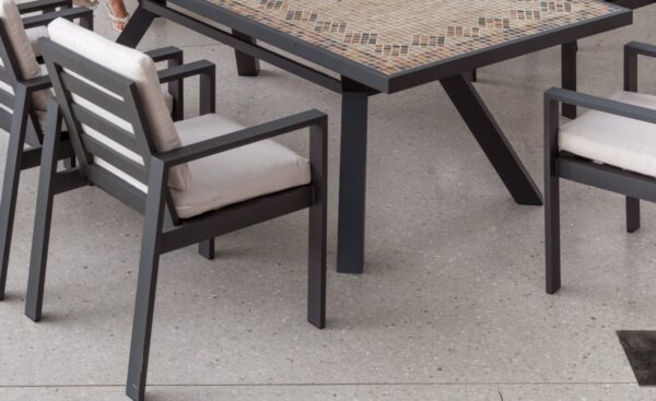 Mesa de Exterior Com Cadeiras Veneto com tampo em mosaico artesanal e cadeiras para exterior | Moveistore