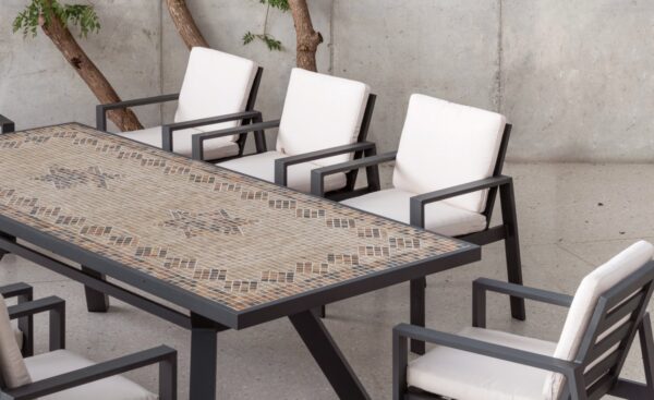 Mesa de Exterior Com Cadeiras Veneto com tampo em mosaico artesanal e cadeiras para exterior | Moveistore