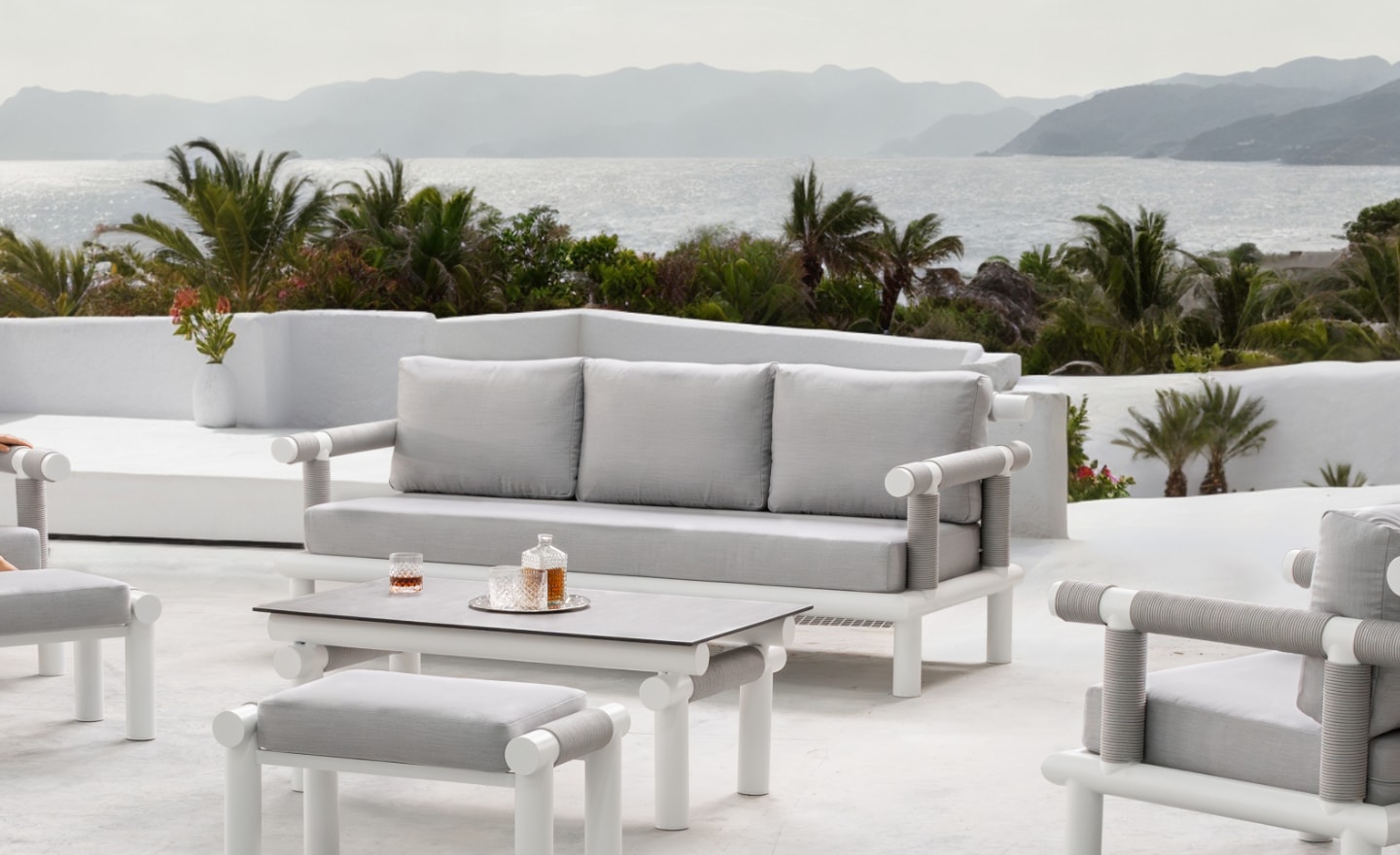 Sofá de Exterior Nusa 3 Lugares com estrutura tubular, braços em corda e almofadas acolchoadas | Moveistore
