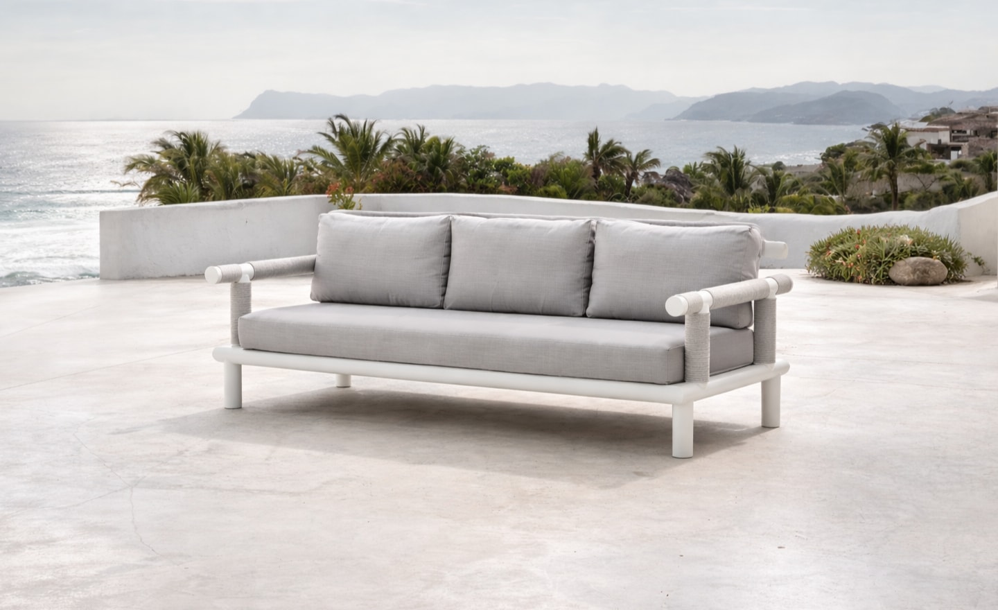 Sofá de Exterior Nusa 3 Lugares com estrutura tubular, braços em corda e almofadas acolchoadas | Moveistore