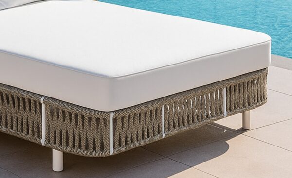 Sunbed Reinus com corda entrançada, almofadão amplo e mesa de apoio lateral | Moveistore